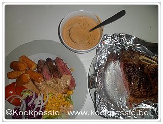 kookpassie.be - Entrecote Tevhid met rauwe groenten, kroketjes en zure roomsaus met groene peperbolletjes, mosterd, worchestersesaus en ketchup