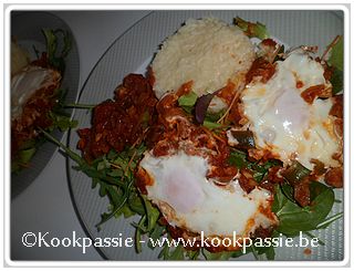 kookpassie.be - Gepocheerde eieren in pikante tomatensaus