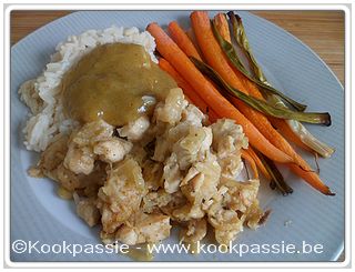 kookpassie.be - Gebakken kip met lookboter en ui, rijst, currysaus en worteltjes uit de oven