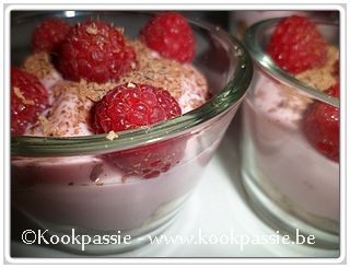 kookpassie.be - Verrine met ceriales biscuits, creamy aardbeienyoghurt en frambozen