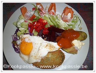 kookpassie.be - Vegetarische spinazieburger met rauwe groenten en spiegeleitje