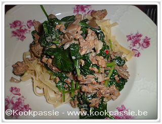 kookpassie.be - Wokpasta met spinazie, oesterzwammen, kippengehakt en kokosmelk (2 dagen)
