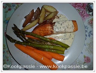 kookpassie.be - Zalm, worteltjes, groene asperges en rode aardappelen in de oven met dragonsausje