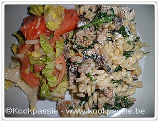kookpassie.be - Spirelli met champignons, spinazie, gebakken kippengehakt en pijnboompitten (2 dagen)