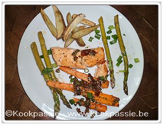 kookpassie.be - Zalm, wortelen, groene asperges en rode aardappelen in de oven