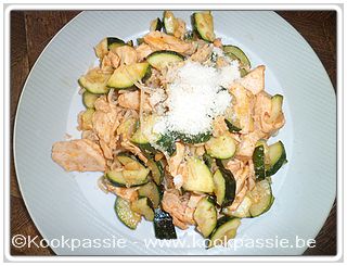 kookpassie.be - Gebakken courgette, zalm, look, chilipasta, teriyaki saus, gember en glasnoedels