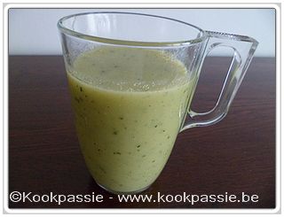 kookpassie.be - Courgettesoep (2 courgettes, 1 prei, 1 ui, 4 kippenbouillonblokjes, 2 l water, wat room)