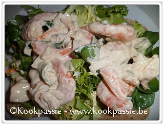 kookpassie.be - Broodje met gemengde sla, garnalen, surimi en yoghurtdressing