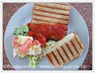 kookpassie.be - Croque Monsieur met sla, tomaten en ui en tomatensaus
