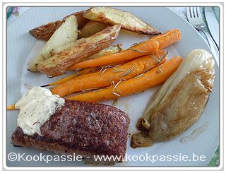kookpassie.be - Paardesteak met aardappeltjes en worteltjes in de oven en gebakken witloof