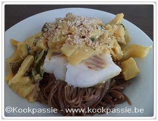 kookpassie.be - Kabeljauw met venkel, courgette in versekaas + citroen saus (+ komijn, paprika, curry) en vegetarische parmezaan (1092) en soba noedels