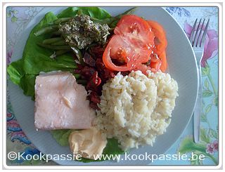kookpassie.be - Koude gekookte zalm (Aldi) met risini, sla, tomaat en rode bietjes. Saus = Rouille