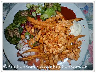 kookpassie.be - Bebakken kip met bataat frietjes in de oven en rauwe groenten