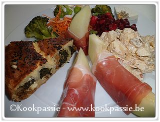 kookpassie.be - Rauwe groenten met meloen met rauwe ham en restje Borek, spinazie, kippengehakt en feta