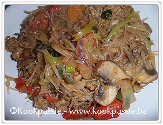 kookpassie.be - Roerbak groenten (Lidl wokmix Champignon en Soja) met kippengehakt en glasnoedels