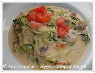 kookpassie.be - Courgetteslierten met tomaat, champignons en een kaassausje (Pascale Naessens)