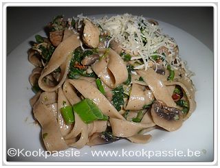 kookpassie.be - Spelt tagliatelli - Kip in weinig roomsaus met spinazie, champignon en zongedroogde tomaten