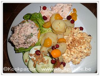 kookpassie.be - Koude schotel met restje zalmterrine, peche en tonijnsla, eisla met patatas bravas kruiden