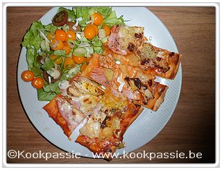 kookpassie.be - Pizza met gebakken kip, gekookte hesp, ananas, kruidencrème, 'ziz' kaas en italiaanse kruiden