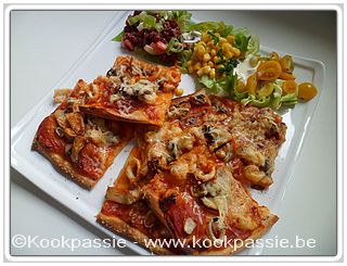 kookpassie.be - Pizza met fritto, zeevruchten (diepvries), champignons (blikje) en gemalen kaas