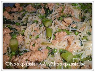 kookpassie.be - Kippengehakt, groene asperges, erwtjes, spinazie en rijstnoedels in chili-saus