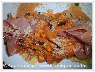kookpassie.be - Tomatensaus met wortel, aubergine, champignons en courgettes met kaasravioli en rauwe ham