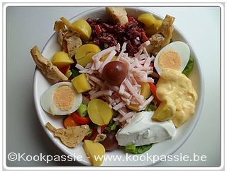 kookpassie.be - Koude schotel met kippeblokjes, gekookt ei, artichoc, paprika, veldsla, sla, kleine tomaatjes, rode biet, nieuwe bio aardappeltjes, tzaziki en mangoyoghurt