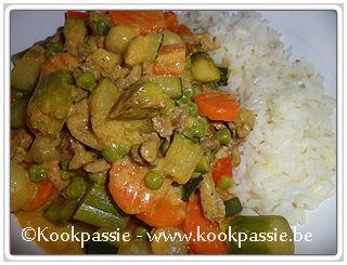 kookpassie.be - Pitta vlees met groenten: asperges, wortel, erwt, courgette, rode paprika, basilicum, light room, bouillon, look, gember