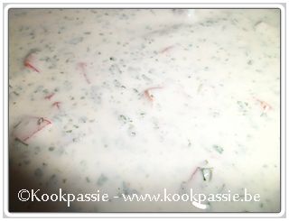 kookpassie.be - Looksausje : yoghurt, melk, citroensap, 1/2 rode paprika, kruiden : zout, chili, peterselie en look