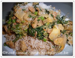 kookpassie.be - Gevogeltepita (Colruyt) met champignons, erwtjes, spinazie en saus van pesto en zure room
