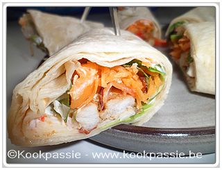 kookpassie.be - Wrap met gebakken kip, worteltjes, rode paprika, rode ui, gemengde sla en pitasaus