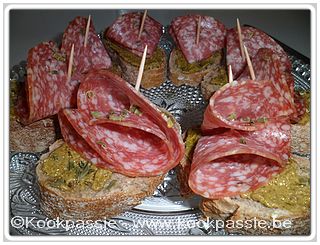 kookpassie.be - Toast, groene pesto, salami en bieslook