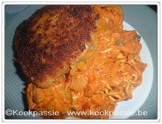 kookpassie.be - Mie met tomaten-groentensaus en kipburger