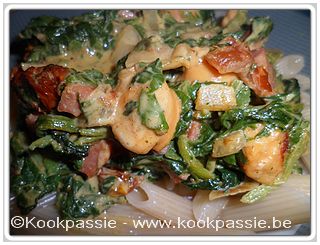 kookpassie.be - Kippenworst, hamblokjes, zongedroogde tomaten, spinazie en speltpasta