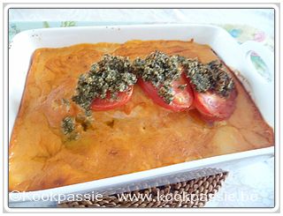 kookpassie.be - Zalm met zeevruchten, Kreeftensoep aangelengd met melk, onderaan puree en afgewerkt met tomaat en peterselie crumble