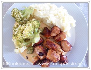 kookpassie.be - Kippenworst met cajunkruiden, broccoli met rode curry en kokosmelk en puree (2 dagen)
