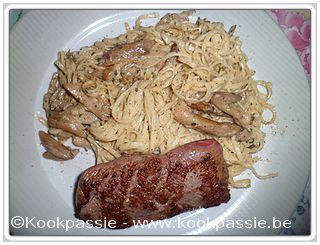 kookpassie.be - Paardesteak met mie en gebakken oesterzwammen met parmezaan, ui en look