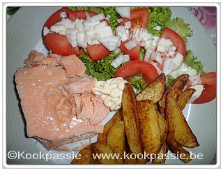 kookpassie.be - Gekookte zalm (Aldi) met sla, tomaat en ui en Bio aardappeltjes in de oven (