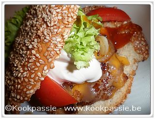 kookpassie.be - Cheeseburger maison met yoghurt, honing en sojasaus als dressing (1134)