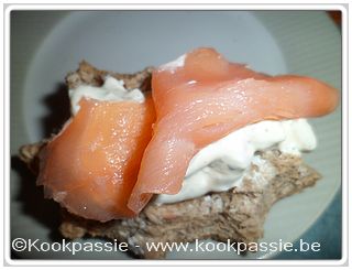 kookpassie.be - Boterham met gerookte zalm en Griekse yoghurt met ui, gember- en look poeder en basilicum