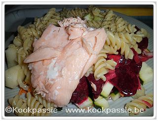 kookpassie.be - Sla, witte kool, wortel, rode biet met ui, courgette, spirelli, gekookte zalm (Aldi) en yoghurt