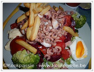 kookpassie.be - Sla, tomaat, wortel, rode biet, courgette, gekookt eitje en garnalen