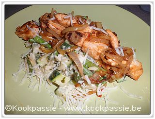 kookpassie.be - Gebakken zalm met ui en look en groene aperges, courgette, verse kaas, witte wijn, salie en peterselie en risini