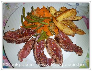 kookpassie.be - Paardesteak in chi­michur­ri olie met bioaardappeltjes in de oven, worteltjes en prinseseboontjes