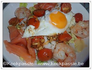 kookpassie.be - Koude schotel met gerookte zalm, paardeoogje, gebakken scampi en kerstomaatjes met look