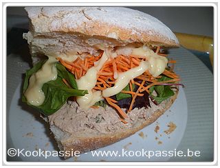 kookpassie.be - Koude rosbiefsla met griekse yoghurt, zz augurkjes, sojasaus, gembersaus en chili