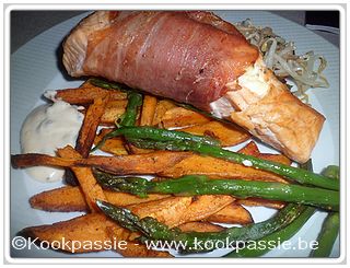 kookpassie.be - In de oven: Zalm met rauwe ham opgevuld met zure room, asperges, sojascheuten en bataatfrietjes