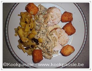 kookpassie.be - Vroege kerstmis - Kalkoenroulade, champignonroomsaus, mengeling witloof, appel, rozijntjes en kerrie en amandelkroketjes