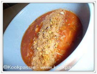 kookpassie.be - Groentesoep (wortel, ui, courgette, gele paprika, look, passata, kipbouillonblokje), edelgistvlokken en bijenpollen