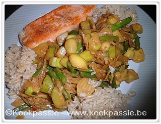 kookpassie.be - Zalm met rijst, groene asperges, witte kool, courgette, sojasaus, witte saus (restje van gisteren), vissaus, gember, sambal